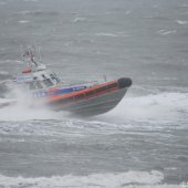 KNRM Katwijk oefent bij harde wind en hoge golven