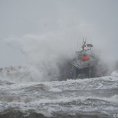 KNRM Katwijk oefent bij harde wind en hoge golven