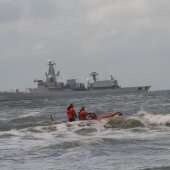 NRB en KNRM assisteren bij aankomst André Kuipers strand Noordwijk