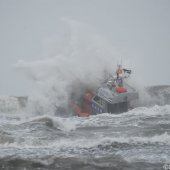 KNRM Katwijk oefent bij harde wind en hoge golven