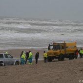 KNRM assistentie voor ambulance strand Noordwijk