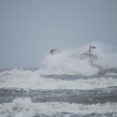 KNRM Katwijk oefent bij harde wind en hoge golven