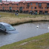 Auto rolt water in Via Antiqua Noordwijkerhout