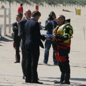 Blauwe vlag gehesen in Noordwijk door Prins Willem-Alexander