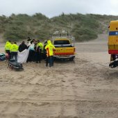 Inzet hulpdiensten voor medische noodsituatie op strand Katwijk