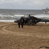 NRB en KNRM assisteren bij aankomst André Kuipers strand Noordwijk