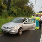 Auto vliegt uit bocht N206 Katwijk