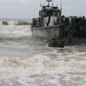 NRB en KNRM assisteren bij aankomst André Kuipers strand Noordwijk