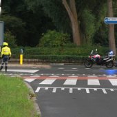 Auto vliegt uit bocht N206 Katwijk