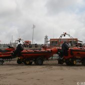 Interpolis deelt samen met de NRB 06-polsbandjes uit in Noordwijk