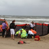 Kiter hard gevallen op strand Katwijk