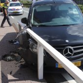 Auto klem tussen metalen afscheiding s'Gravendamseweg N443 Voorhout
