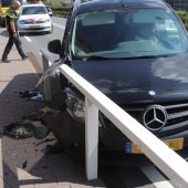 Auto klem tussen metalen afscheiding s'Gravendamseweg N443 Voorhout