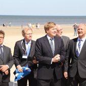 Blauwe vlag gehesen in Noordwijk door Prins Willem-Alexander