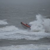 KNRM Katwijk oefent bij harde wind en hoge golven