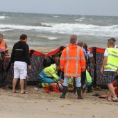 Kiter hard gevallen op strand Katwijk