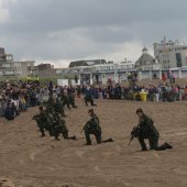 NRB en KNRM assisteren bij aankomst André Kuipers strand Noordwijk