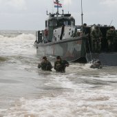 NRB en KNRM assisteren bij aankomst André Kuipers strand Noordwijk