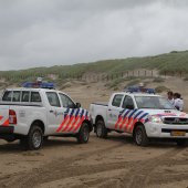 Kiter hard gevallen op strand Katwijk