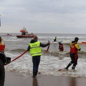 Inzet KNRM Noordwijk voor een catamaran met gebroken mast