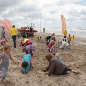 Interpolis deelt samen met de NRB 06-polsbandjes uit in Noordwijk