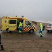 KNRM assistentie voor ambulance strand Noordwijk