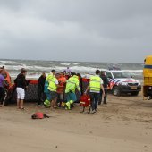 Kiter hard gevallen op strand Katwijk