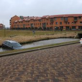 Auto rolt water in Via Antiqua Noordwijkerhout