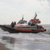 NRB en KNRM assisteren bij aankomst André Kuipers strand Noordwijk