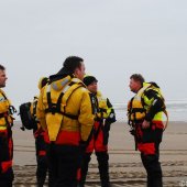 KNRM Katwijk oefent bij harde wind en hoge golven