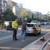 Scooter duikt in kofferbak auto Weeresteinstraat Hillegom