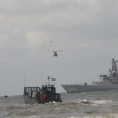 NRB en KNRM assisteren bij aankomst André Kuipers strand Noordwijk