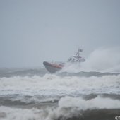 KNRM Katwijk oefent bij harde wind en hoge golven