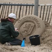 Interpolis deelt samen met de NRB 06-polsbandjes uit in Noordwijk