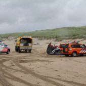 Kiter hard gevallen op strand Katwijk