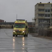 KNRM assistentie voor ambulance strand Noordwijk