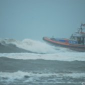 KNRM Katwijk oefent bij harde wind en hoge golven