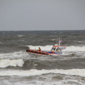 Kitesurfer in problemen Noordwijk