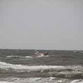 Kitesurfer in problemen Noordwijk