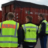 Grote vrachtwagen controle op parkeerplaats BP op de A44