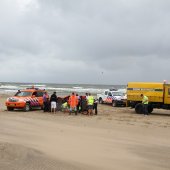 Kiter hard gevallen op strand Katwijk