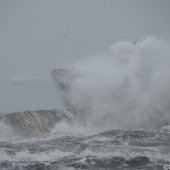 KNRM Katwijk oefent bij harde wind en hoge golven