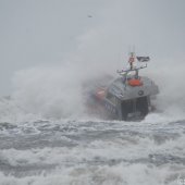 KNRM Katwijk oefent bij harde wind en hoge golven