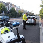 Scooter duikt in kofferbak auto Weeresteinstraat Hillegom