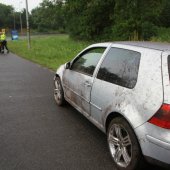 Auto vliegt uit bocht N206 Katwijk