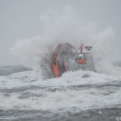 KNRM Katwijk oefent bij harde wind en hoge golven