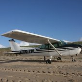 Reclamevliegtuig maakt noodlanding op het strand van Katwijk (UPDATE)