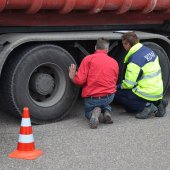 Grote vrachtwagen controle op parkeerplaats BP op de A44