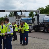 Grote vrachtwagen controle op parkeerplaats BP op de A44