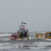 KNRM Katwijk oefent bij harde wind en hoge golven